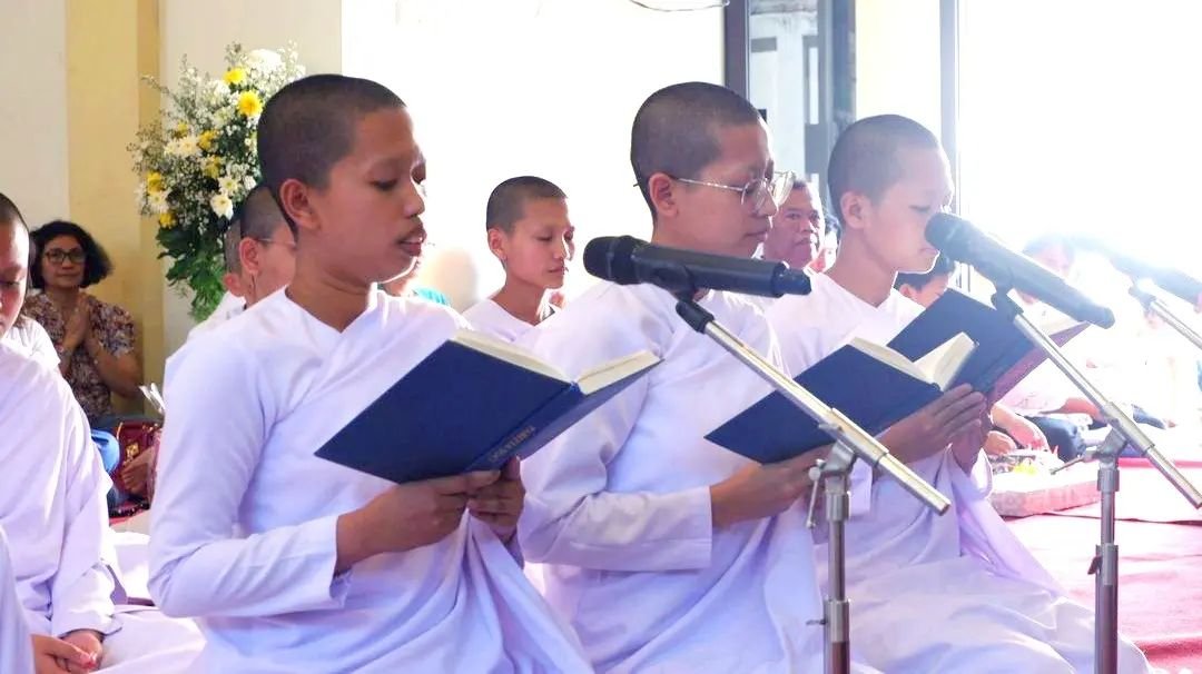 Perayaan+Kaṭhina+2567+BE-2023+di+Padepokan+Dhammadipa+Arama+pada+hari+Minggu,+05+November+2023,+yang+dihadiri+8+Bhikkhu,+antara+lain-1.+Bhikkhu+Dhammavijayo+Mahāthera2.+Bhikkhu+Khantidharo+Mahāth (6)