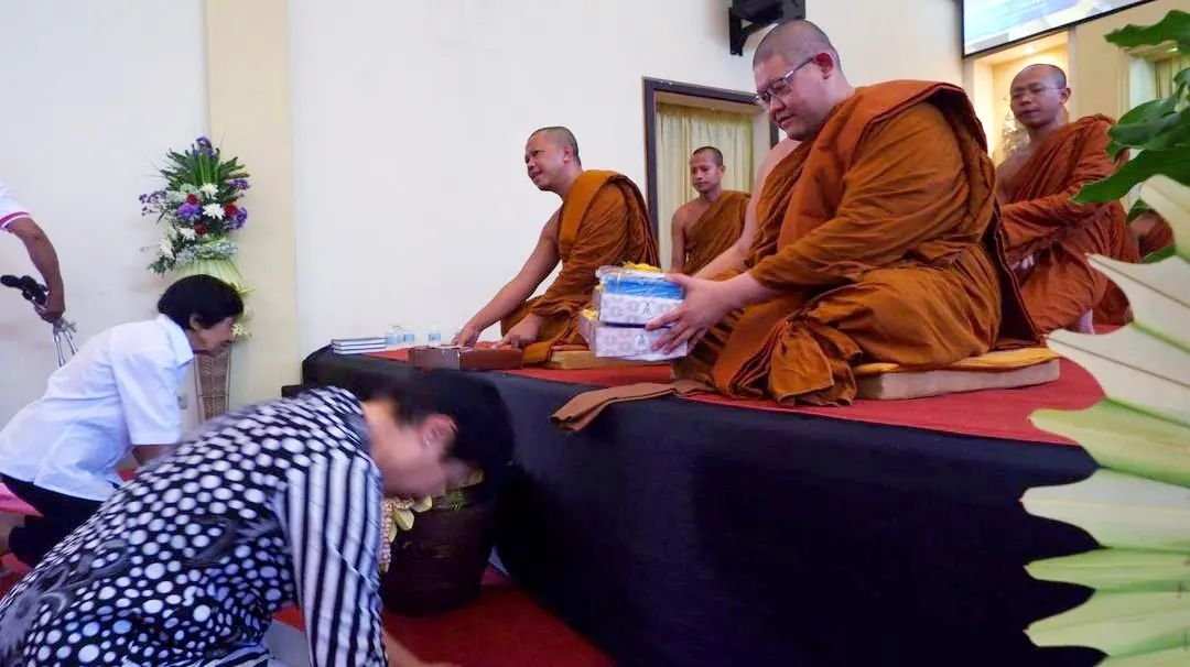 Perayaan+Kaṭhina+2567+BE-2023+di+Padepokan+Dhammadipa+Arama+pada+hari+Minggu,+05+November+2023,+yang+dihadiri+8+Bhikkhu,+antara+lain-1.+Bhikkhu+Dhammavijayo+Mahāthera2.+Bhikkhu+Khantidharo+Mahāth (3)